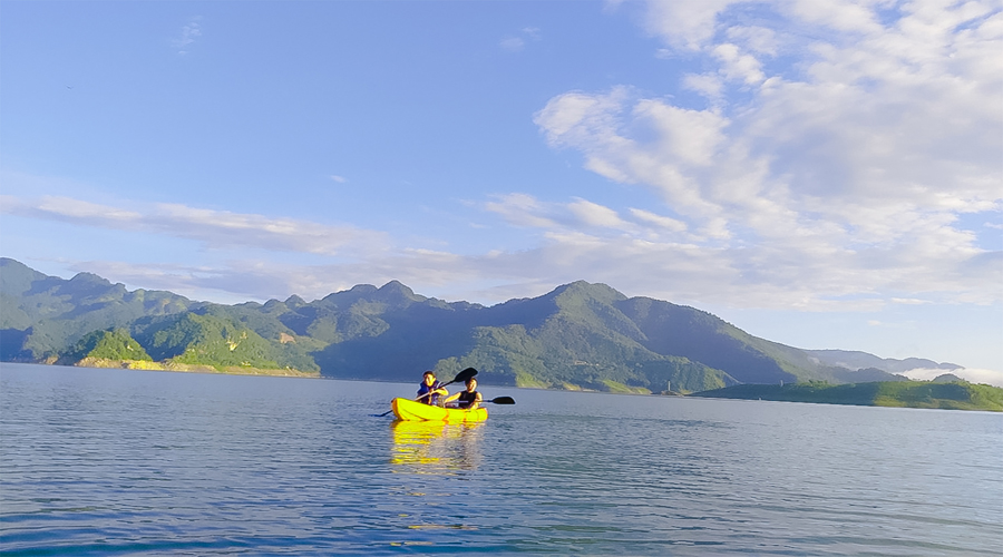 kayaking in Hoa Binh lake - mai chau